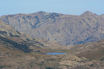 Au-dessus du lac de Nino, Capu a Cuccula (2049m) et un peu plus à  droite Punte de Cricche (2057m)