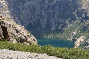 13h20 : le lac de Melo en descendant vers la vallée de la Restonica depuis la brèche de Goria 