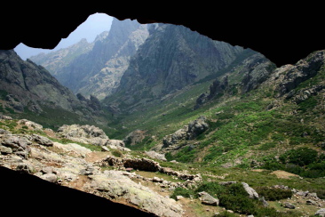 La vallée du Terrivola depuis l'intérieur de la grotte de Scaffa