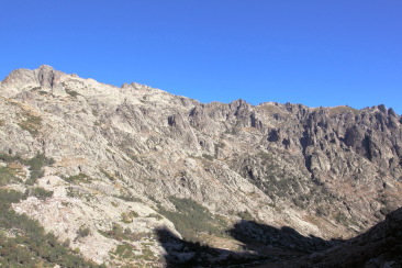En rive gauche de la vallée, Capu a u Chjostru à gauche et Cima San Gavino à droite