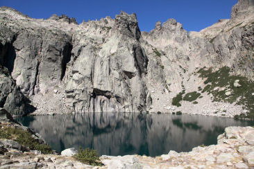 Le lac de Capitello avec la paroi d'escalade qui le domine au sud-ouest