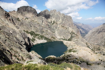 Vue classique du lac de Capitello depuis les environs du passage délicat du GR20
