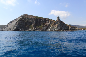 La pointe et la tour d'Agnello devant la colline dominant la baie de Capandola