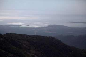 Depuis l'antécime de Monte Calva, zoom sur la baie de San Ciprianu