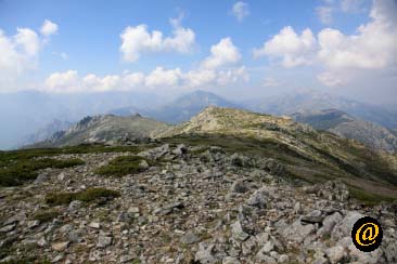 Panorama vers le sud-ouest, avec la vallée de la Restonica vers la gauche et la vallée du Tavignano vers la droite