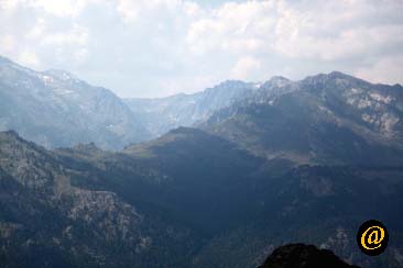 Zoom sur le fond de la vallée de la Restonica ; plus près de nous, le plateau d'Alzo