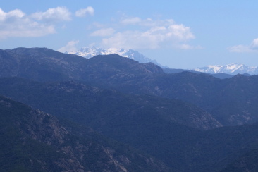 Au loin, les sommets au-dessus de la Restonica et notamment Monte Rotondo et Punta alle Porta ; à droite, la pointe de Pinzi Corbini