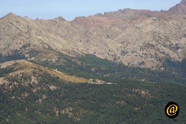 Depuis Capu a u Tozzu, la station de ski de Castellu di Verghio et plus loin, la haute vallée du Golo