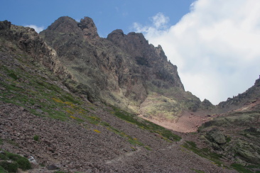 13h15, pique-nique à Ciottulu (200m) : Capu Tofonatu à gauche et le col des Maures à droite