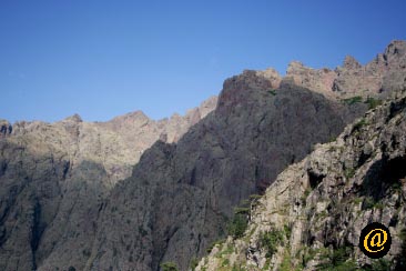 17h40 depuis le versant nord de Capu Scaffone :  à droite, la Calanche di Serra Pianella et au second plan, la Grande Barrière avec Capu Tighiettu (2273)