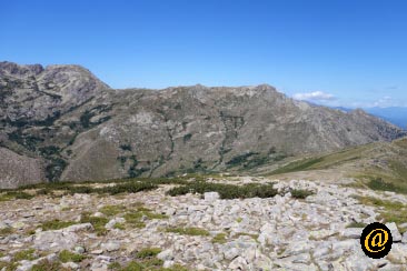 Monte Incudine tout à gauche puis Punta di Valli Tremuli et Punta Scarachiana ; Punta di Tintennaja et Bocca Asinau vers la droite