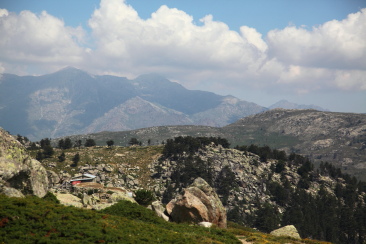 Les bergeries de Colletta, et sur l'horizon, Capu a u Verdatu (2583m), Capu Biancu (2562m) et Monte Padru (2390m)