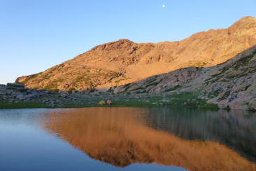 Le lac de Ghiarghe Rosse devant les crêtes du Verdatu vingt minutes après le lever du soleil